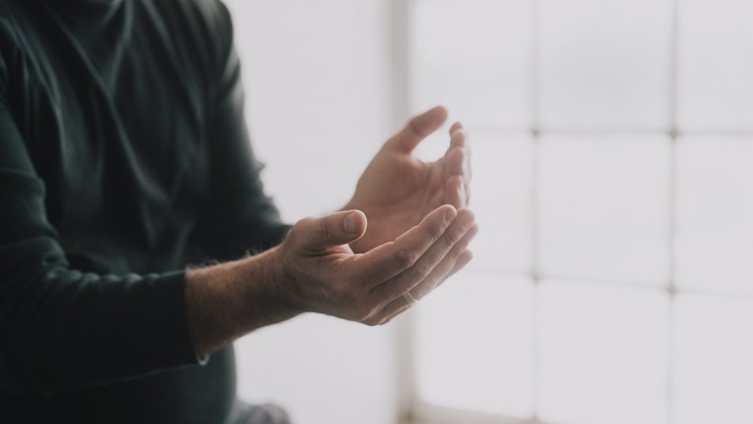 16-Jeux-de-mains-jeux-divins