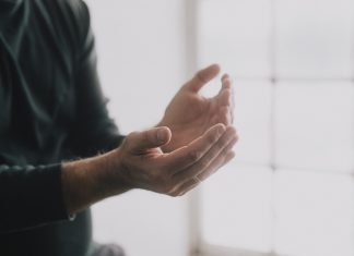 Jeux de mains jeux divins