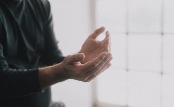 Jeux de mains jeux divins